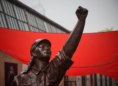 Sovyet işçilerin bronz heykeli.