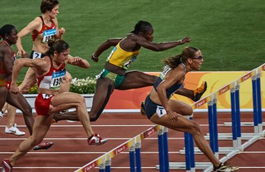 Engellerle koşan sporcu kadınlar