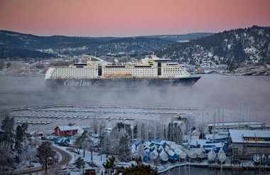 Karlı kış mevsiminde limana giden büyük yolcu gemisi 
