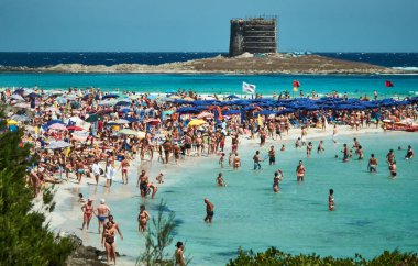 Sahilde bir sürü insan var.