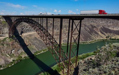 Nehrin üzerindeki yüksek metal köprü 