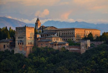 Granada, İspanya'daki Alhambra sarayı ve kalesinde gün batımı manzarası