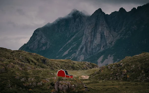 Lonely Red House Mountains — Free Stock Photo