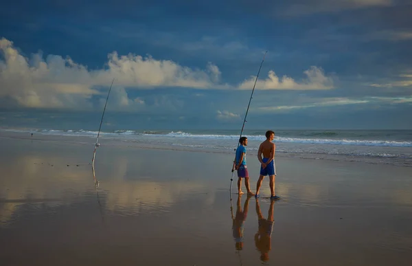 Dois Meninos Pescando Praia — Fotografia de Stock