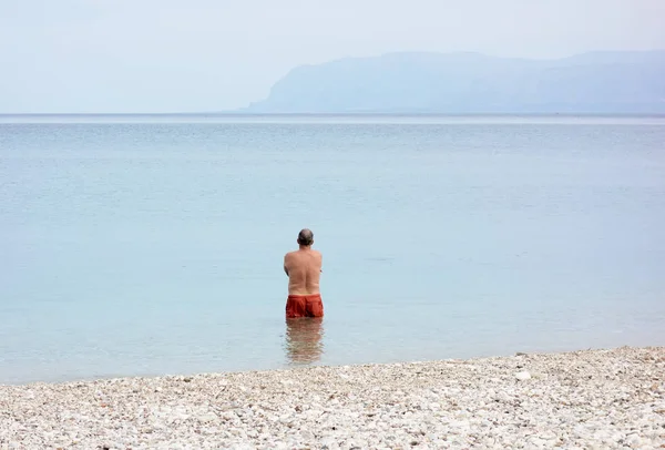 Visão Traseira Homem Mar Praia — Fotografia de Stock