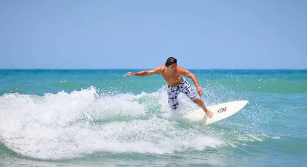 Young Man Catches Wave Action Surfing — Stock Photo, Image