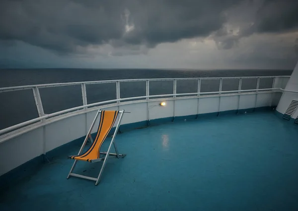 Sedia Spiaggia Sulla Nave Sullo Sfondo Dell Oceano — Foto stock gratuita