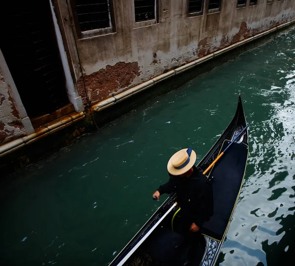 在贡多拉的贡多利埃在威尼斯运河上 — 图库照片