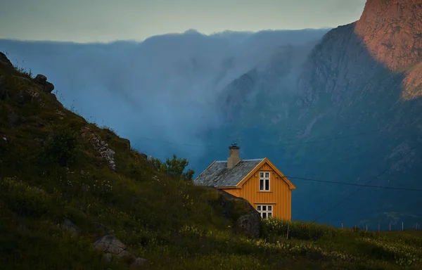 Ενιαίο Σπίτι Βουνά Και Τον Ουρανό — Δωρεάν Φωτογραφία