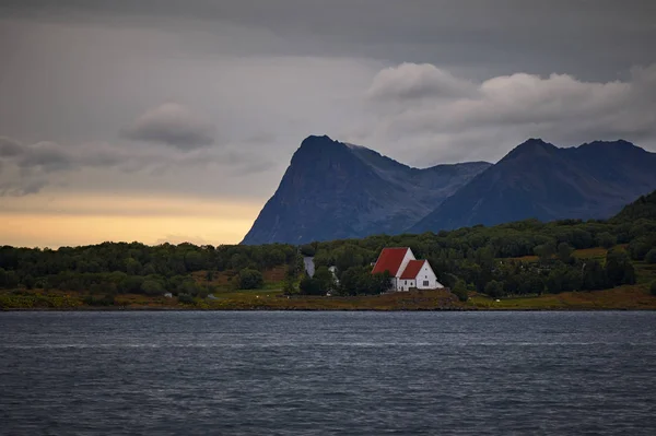 View Lake Mountains Small House — Free Stock Photo