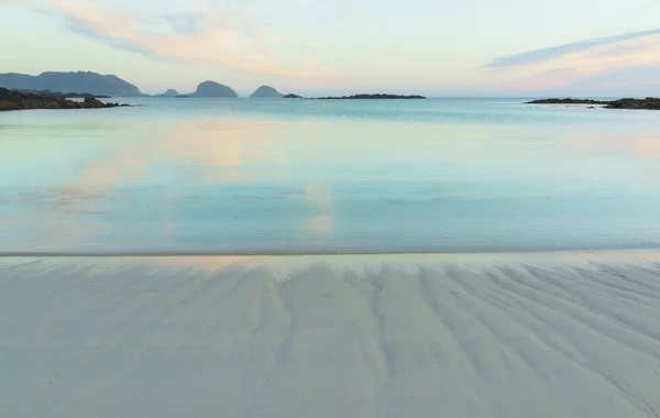 Prachtig Zeegezicht Met Wit Zand — Gratis stockfoto