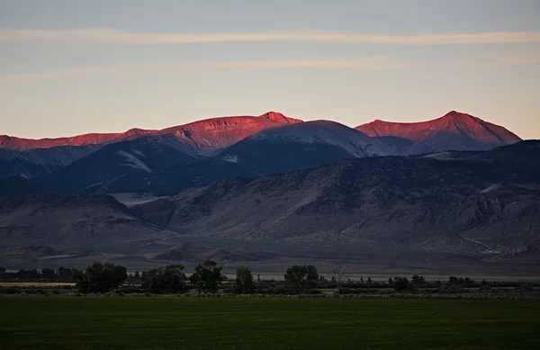 Blick Auf Den Schönen Sonnenuntergang Den Bergen — kostenloses Stockfoto