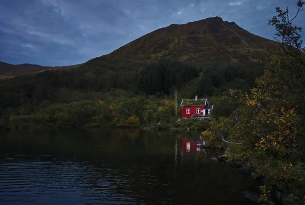 Ensam Hus Nära Berg Flod — Gratis stockfoto
