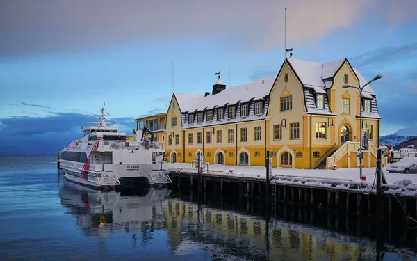 冬季期间靠近码头的城镇和客轮 Harstad — 图库照片