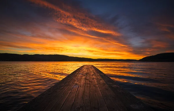 Blick Auf Pier Bei Sonnenuntergang Über Dem Meer — kostenloses Stockfoto