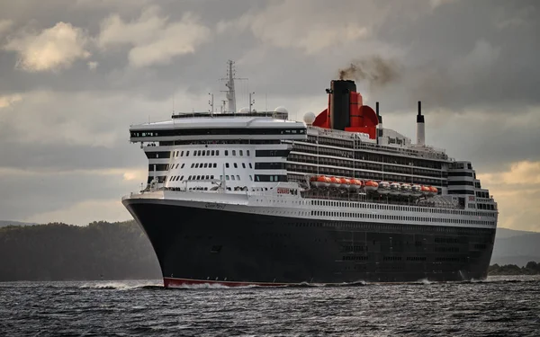 Gran Crucero Mar Cielo Nublado Puesta Sol —  Fotos de Stock