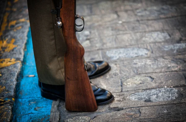 Pernas Humanas Com Arma — Fotografia de Stock Grátis