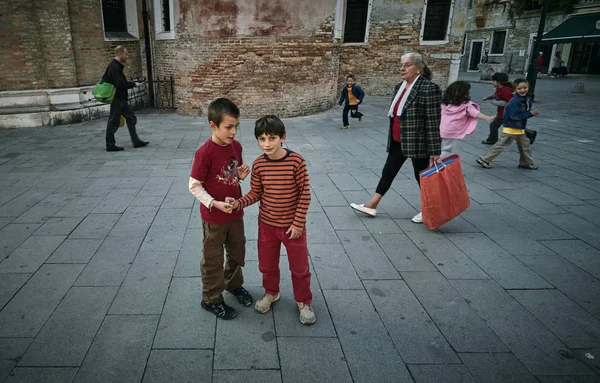 Zwei Kinder Blicken Auf Der Straße Die Kamera — Stockfoto