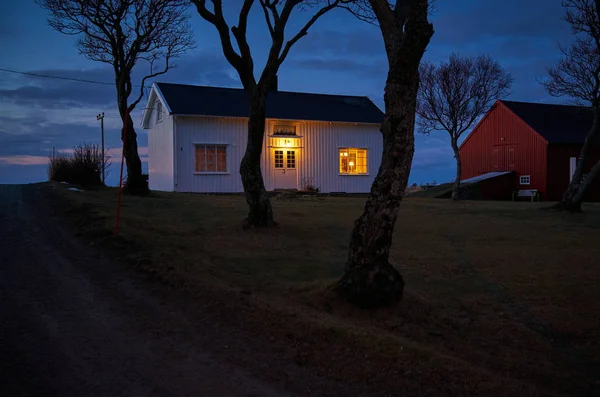 Casa Pequena Bonito Noite — Fotografia de Stock Grátis