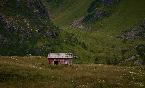 Vacker Utsikt Över Enda Hus Bergen — Gratis stockfoto