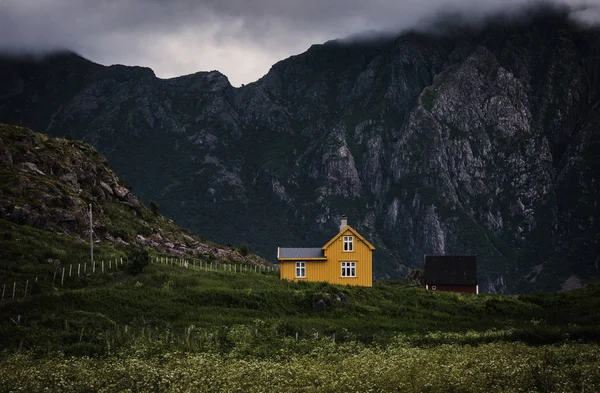 Vista Panorámica Una Sola Casa Las Montañas — Foto de stock gratuita