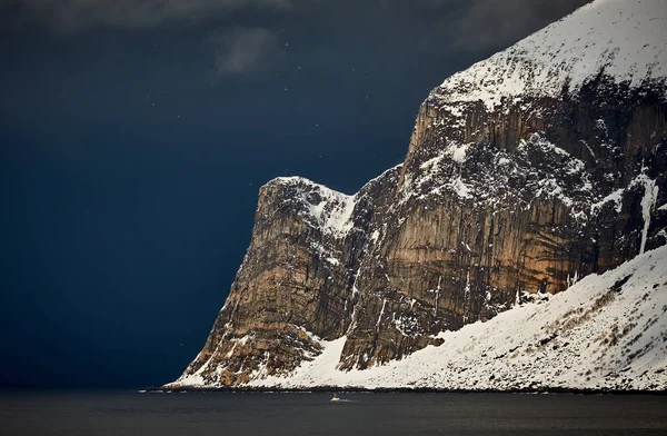 Utsikt Över Snö Bergen Och Havet — Gratis stockfoto