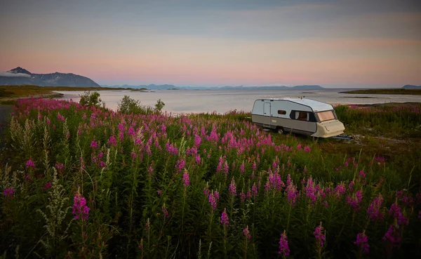 日落时在海湾的群山中露营的面包车 — 免费的图库照片