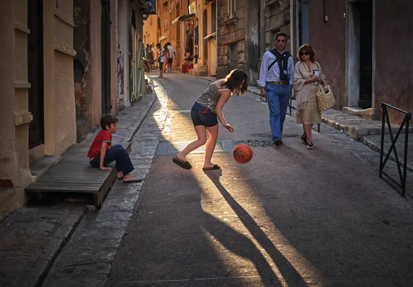 Kinder Spielen Basketball Auf Der Straße — Stockfoto