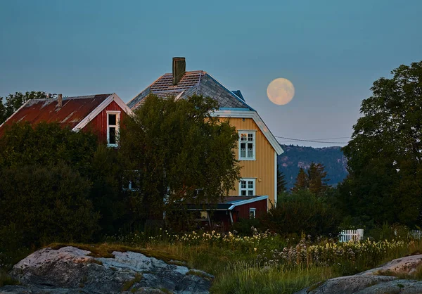 Maison Dorée Dans Les Montagnes — Photo gratuite