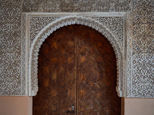 装飾的な木彫りのドア  — 無料ストックフォト
