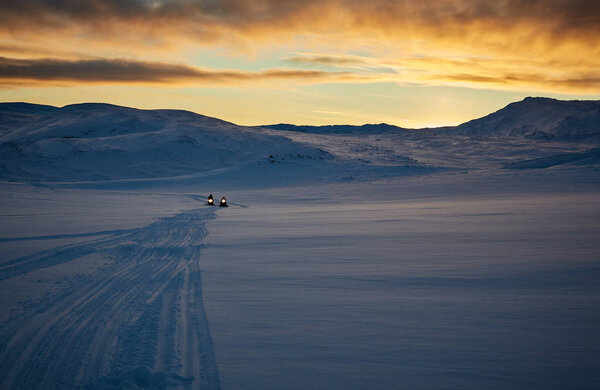 Two ATVs in snowy mountains during sunset — Stock Image Two Atvs Snowy Mountains Sunset — Stock Photo, Image