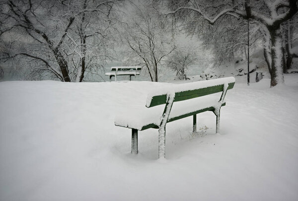 Winter bench covered with snow in the park. — Stock Image Winter Bench Covered Snow Park — Stock Photo, Image