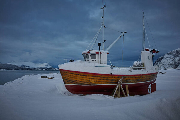 Ship near the sea during snowy winter — Stock Image Ship Sea Snowy Winter — Stock Photo, Image