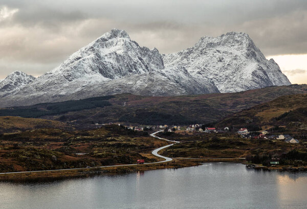 Beautiful snowy mountain landscape — Stock Image Beautiful Snowy Mountain Landscape — Stock Photo, Image