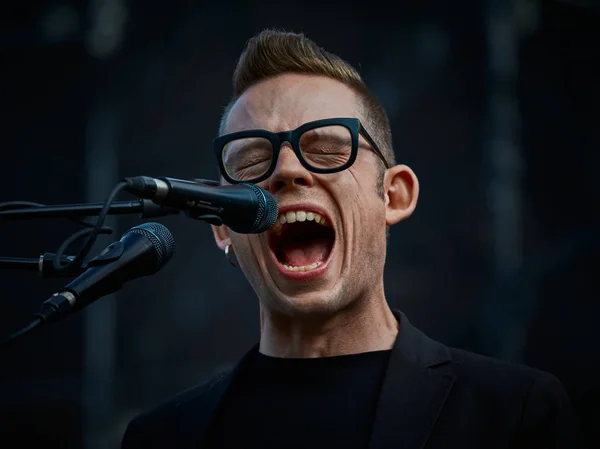 Jovem Homem Óculos Cantando Microfone — Fotografia de Stock