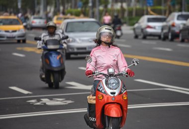 Taipei 'de motosikletli bir kız.