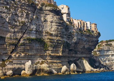Bonifacio evleri uçurumun ucunda