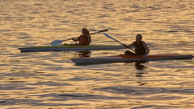 Gün batımında kayak yapan çift