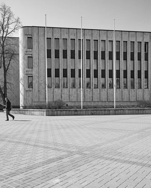 Modernes Gebäude am Platz in Riga — Stockfoto
