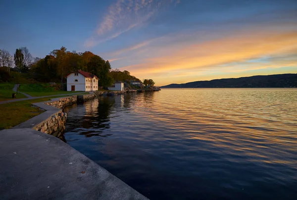 Hermosa noche al atardecer en el fiordo — Foto de Stock