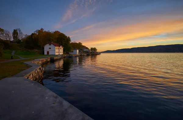 Schöner Sonnenuntergang am Fjord — Stockfoto