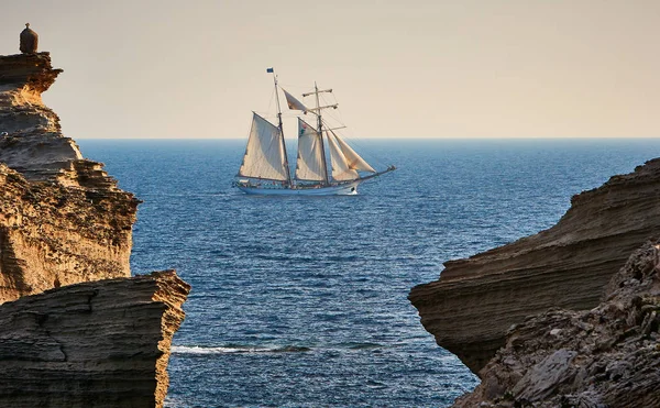 Plachetnice u pobřeží Korsiky — Stock fotografie