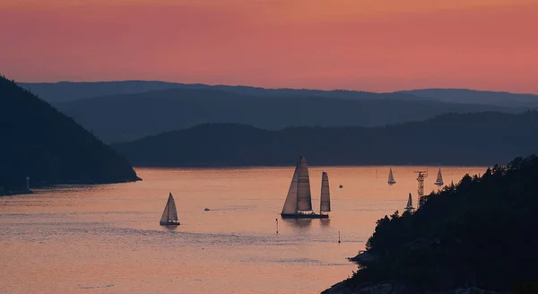 Segelboote im schönen roten Sonnenuntergang — Stockfoto