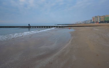 Bulutlu bir günde kumsalın kıyısında 