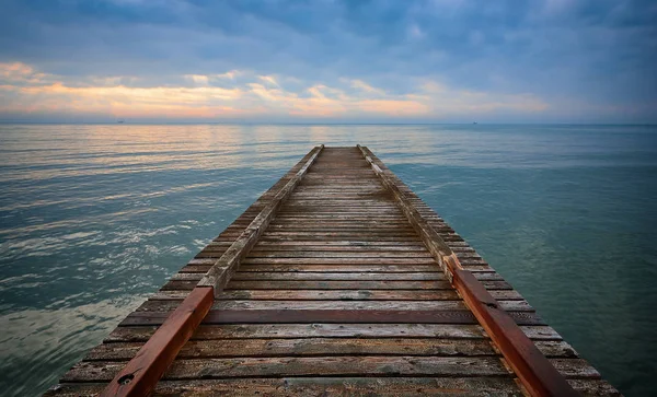 海と木の桟橋の美しい景色 — ストック写真