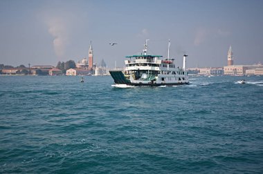 Venedik 'te yüzen tekne