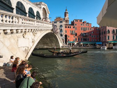 Venedik, İtalya 'da köprü yakınında turistler