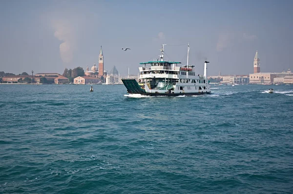 在威尼斯漂流的船 — 图库照片