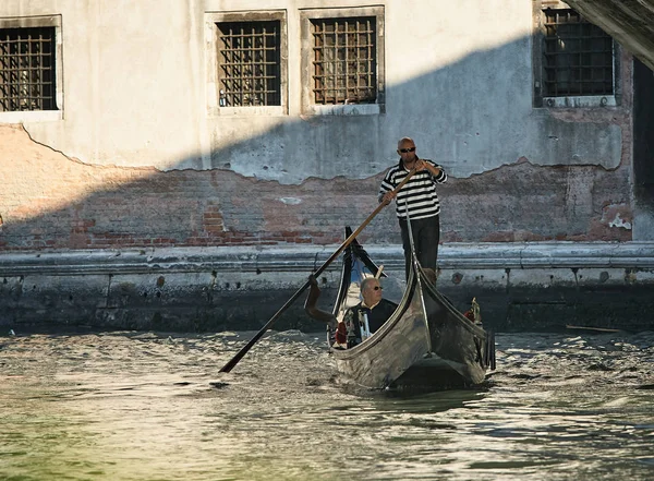 Gondoliér Gondole Kanálu Benátkách — Stock fotografie