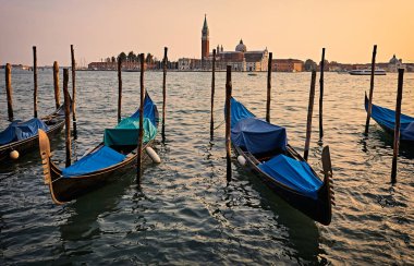 Venedik'te günbatımı. Gondol Saint Mark's Meydanı ve arka plan, İtalya, Avrupa konusunda San Giorgio Maggiore Kilisesi